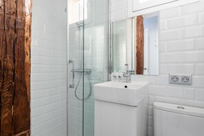 Een douche, een haardroger, handdoeken