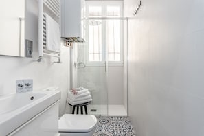 Een douche, een haardroger, handdoeken