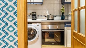 Fridge, microwave, oven, coffee/tea maker