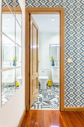 Een douche, een haardroger, handdoeken
