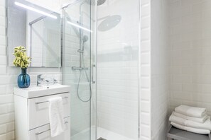 Dusche, Haartrockner, Handtücher