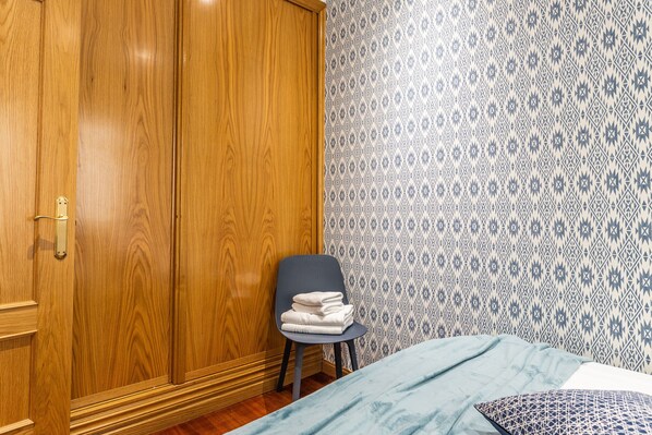 1 slaapkamer, een strijkplank/strijkijzer, gratis wifi, beddengoed
