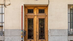Eine hölzerne Doppeltür mit Glasfeldern und der Zahl '8' darüber.