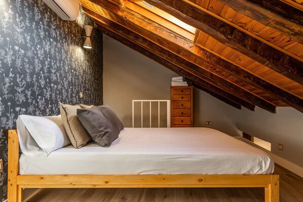 1 slaapkamer, een strijkplank/strijkijzer, gratis wifi, beddengoed