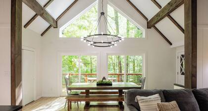 Creekside Ski Chalet Close to Slopes Hot tub Pets slps 16+