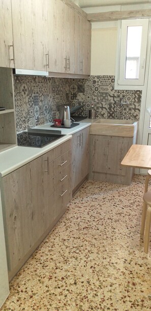 Mikrowelle, Ofen, Wasserkocher mit Kaffee-/Teezubehör, Wasserkocher