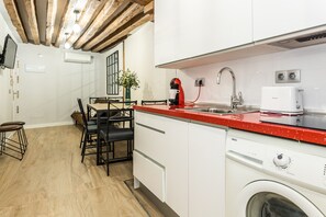 Een koelkast, een magnetron, een oven, een kookplaat