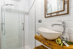 Shower, hair dryer, towels - Waou Gran Via V - Alquiler Corta Duración (Madrid)