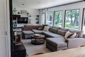 Een smart-tv en een open haard