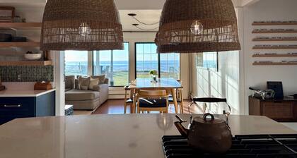 ★ Endless Lake Michigan. Cozy & Spacious Getaway with hot tub!