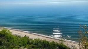 Una playa con agua cristalina y una orilla de arena.
