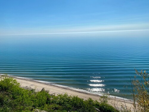 ★ Endless Lake Michigan. Cozy & Spacious Getaway with hot tub!