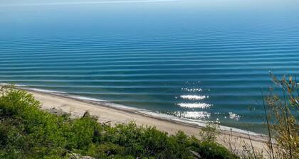 ★ Endless Lake Michigan. Cozy & Spacious Getaway with hot tub!