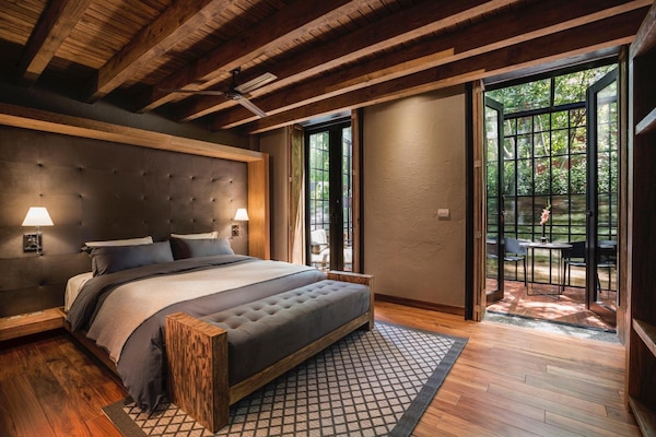 Design Room 3 | Premium bedding, down comforters, minibar, in-room safe
