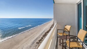 Un balcón con vista a la playa y al océano.