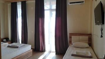 Comfort Triple Room | Select Comfort beds, free WiFi