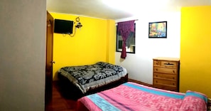 Vierbettzimmer, 2 Queen-Betten | Individuell dekoriert, Verdunkelungsvorhänge, schallisolierte Zimmer