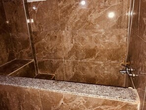 Apartamento estándar, 2 habitaciones | Escritorio, wifi gratis, ropa de cama y accesible en silla de ruedas