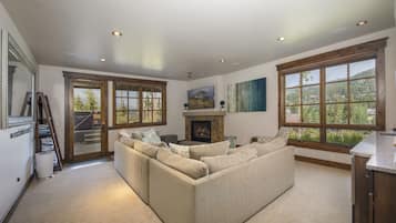 Televisión, chimenea, reproductor de DVD y videoteca