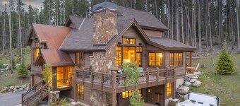 GORGEOUS modern estate: private ski SHUTTLE! Hot Tub, hiking trail to town, fire pit!!