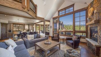 Televisión, chimenea, reproductor de DVD y videoteca