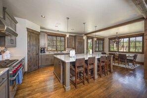 Fridge, microwave, oven, stovetop - GORGEOUS modern estate: private ski SHUTTLE! Hot Tub, hiking trail to town, fire pit!! (Breckenridge)