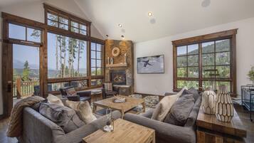 Televisión, chimenea, reproductor de DVD y videoteca