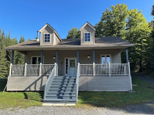 Cozy 3BR cottage on 100acres with hiking trails, firepit, woodstove & sauna