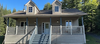 Cozy 3BR cottage on 100acres with hiking trails, firepit, woodstove & sauna