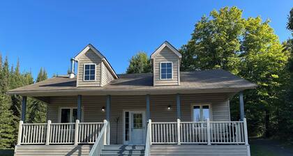 Cozy 3BR cottage on 100acres with hiking trails, firepit, woodstove & sauna