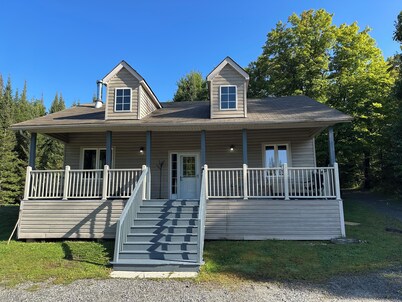 Cozy 3BR cottage on 100acres with hiking trails, firepit, woodstove & sauna