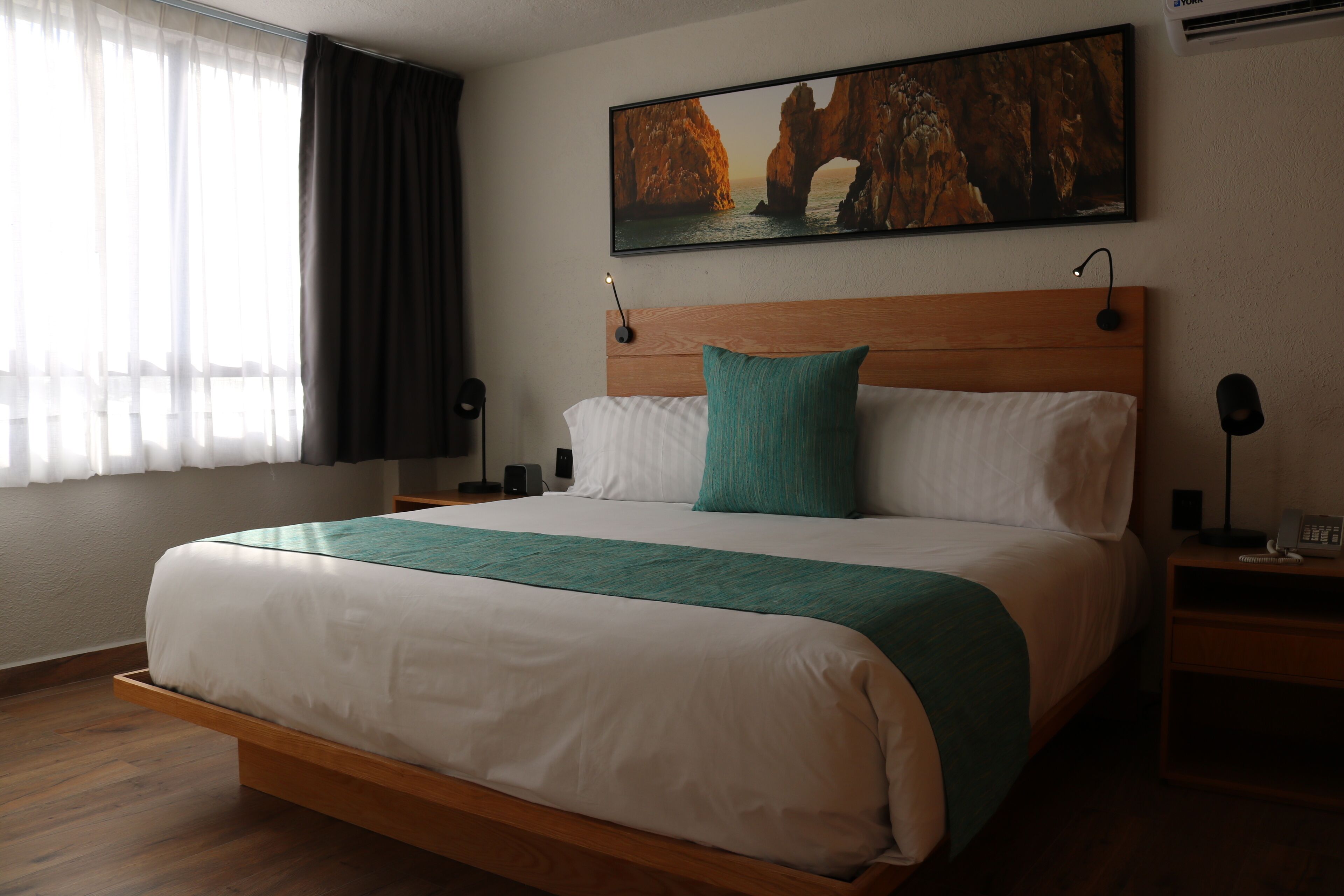 2 habitaciones, caja de seguridad en la habitación y escritorio 