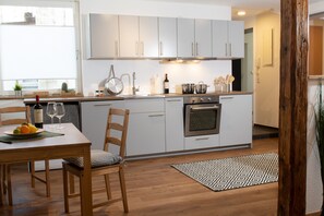 Kühlschrank, Mikrowelle, Ofen, Herdplatte