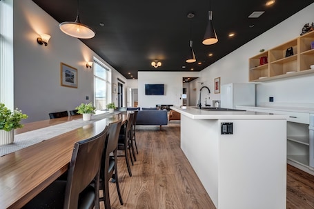 Presidential Apartment, 2 Bedrooms | Desk, laptop workspace, free WiFi, bed sheets. Raven Inn Whitehorse