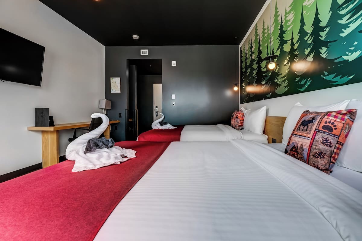 Habitación Deluxe, 2 camas Queen size | 1 habitación, escritorio y espacio para trabajar con laptop