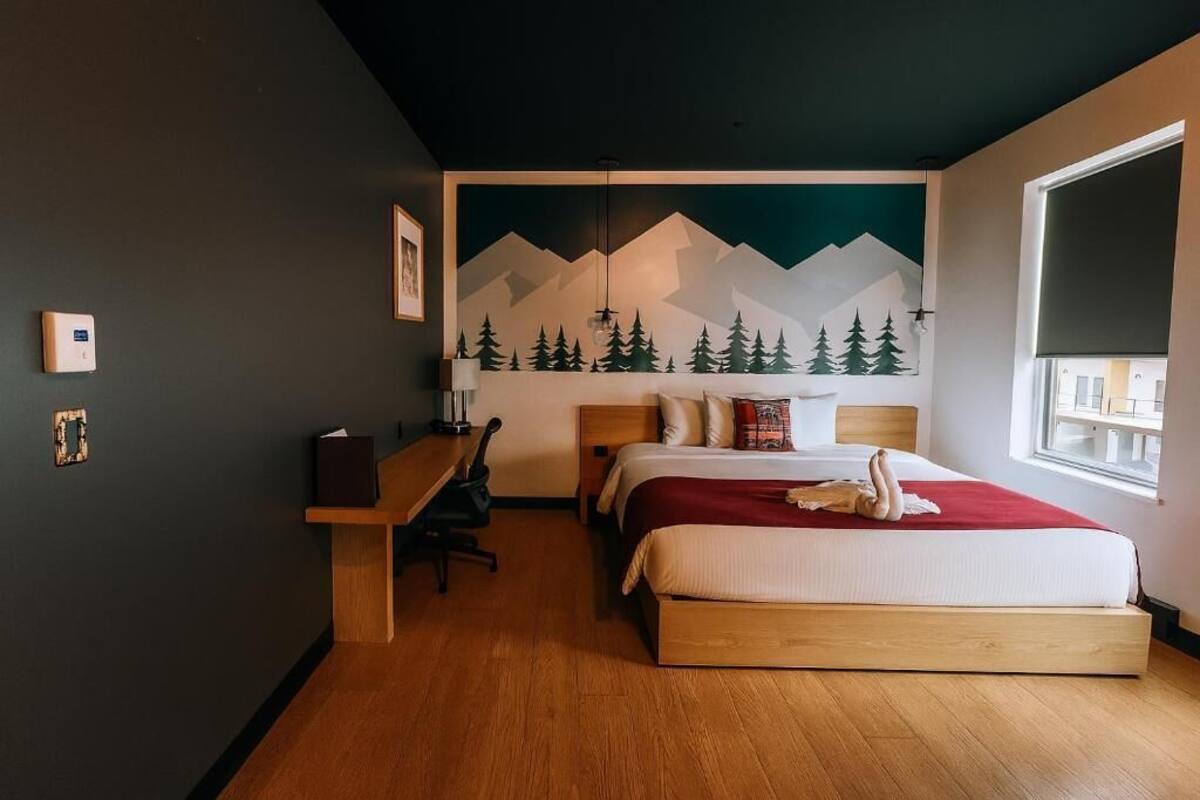 Habitación económica, 1 cama King size | 1 habitación, escritorio y espacio para trabajar con laptop