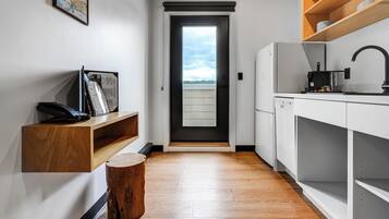 デラックス アパートメント クイーンベッド 1 台 | 専用キッチン | コーヒー / ティーメーカー