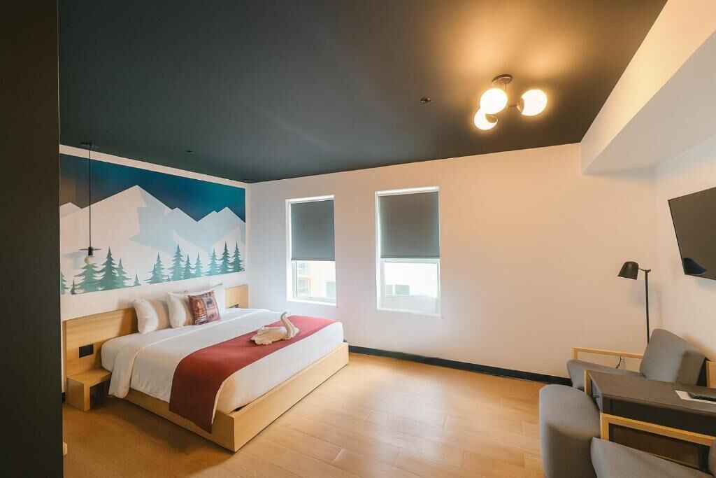 economy room, 1 king bed | 1 bedroom, desk, laptop workspace, soundproofing