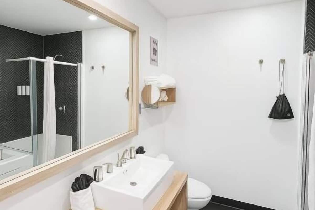 Duschwanne, Designer-Toilettenartikel, Haartrockner, Handtücher