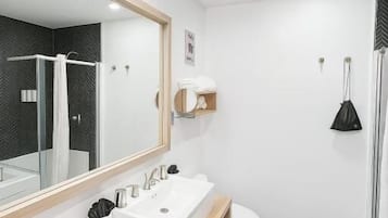 Combined shower/bathtub, designer toiletries, hair dryer, towels