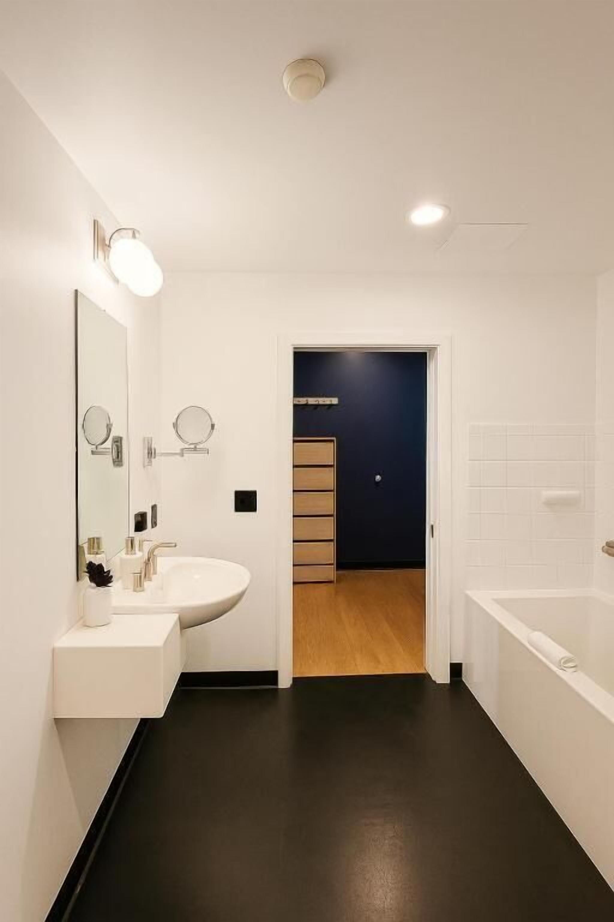 economy room, 1 king bed | bathroom | combined shower/bathtub, designer toiletries, hair dryer, towels