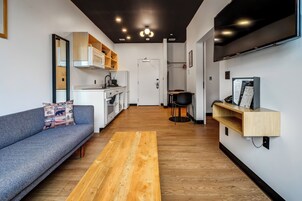 Apartamento luxo, 1 cama King | Banheiro | Chuveiro/banheira combinados, produtos de toalete de grife