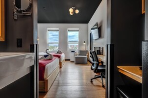 Quarto luxo, 2 camas Queen | Escrivaninha, espaço de trabalho para notebook, Wi-Fi de cortesia