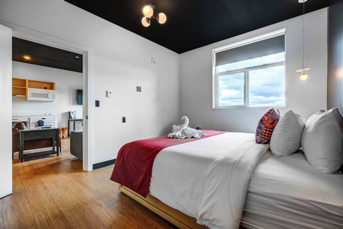 Departamento Deluxe, 1 cama King size y sofá cama | 1 habitación, escritorio y espacio para trabajar con laptop