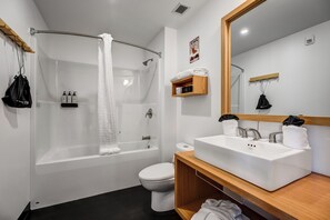 Deluxe Apartment, 1 King Bed with Sofa bed | Bathroom | Combined shower/tub, designer toiletries, hair dryer, towels