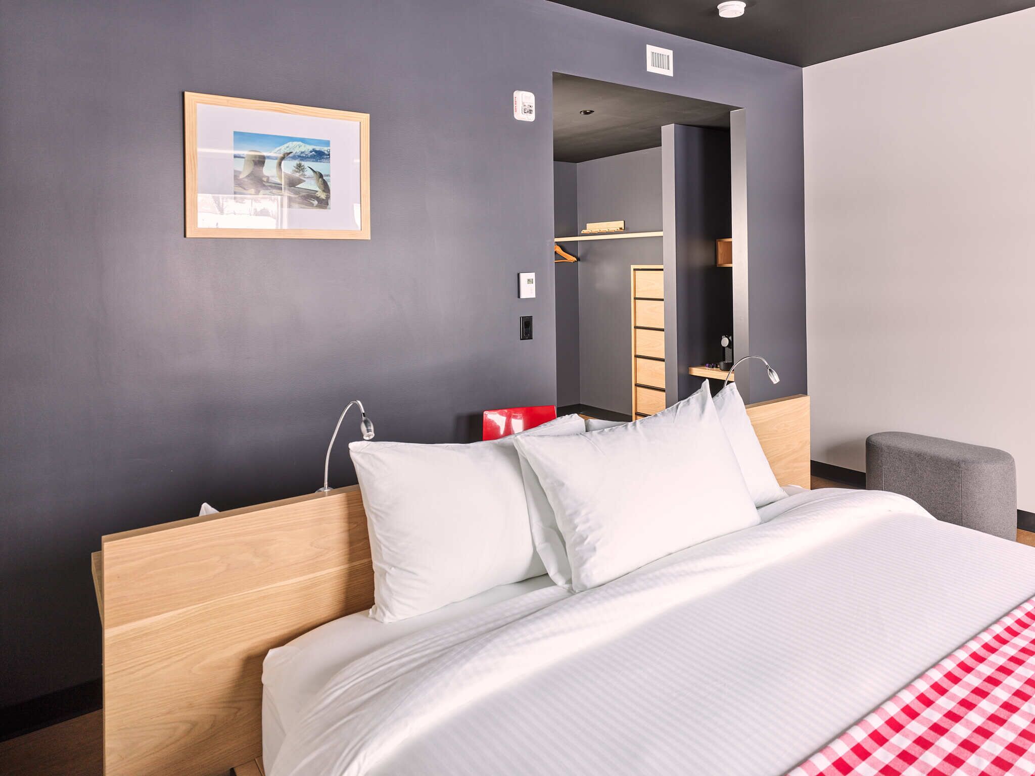 executive room, 1 king bed | 1 bedroom, desk, laptop workspace, soundproofing