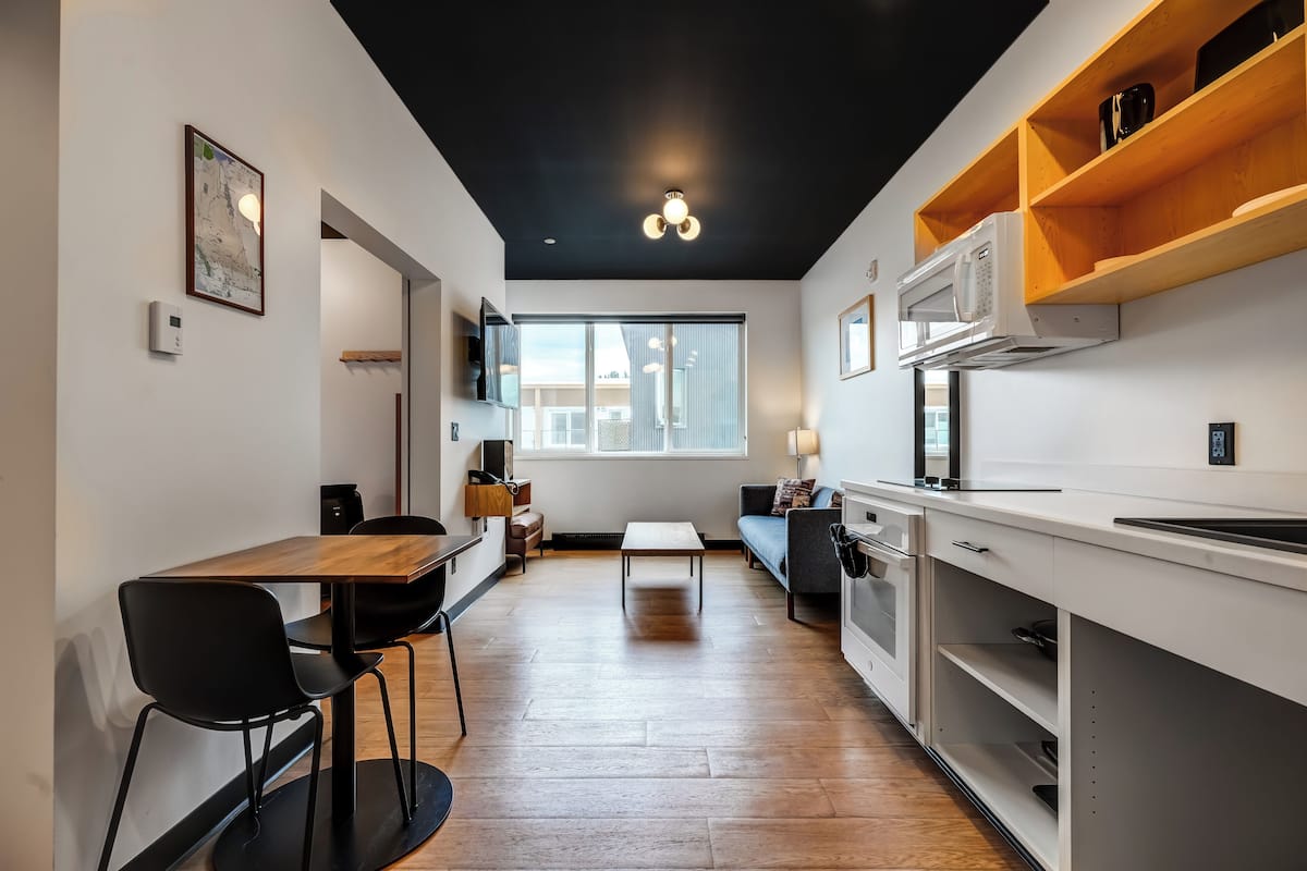 Departamento Deluxe, 1 cama King size | 1 habitación, escritorio y espacio para trabajar con laptop