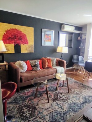 Smart TV, libros y estéreo 