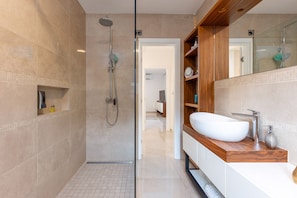 Dusche, Haartrockner, Bidet, HandtĂŒcher