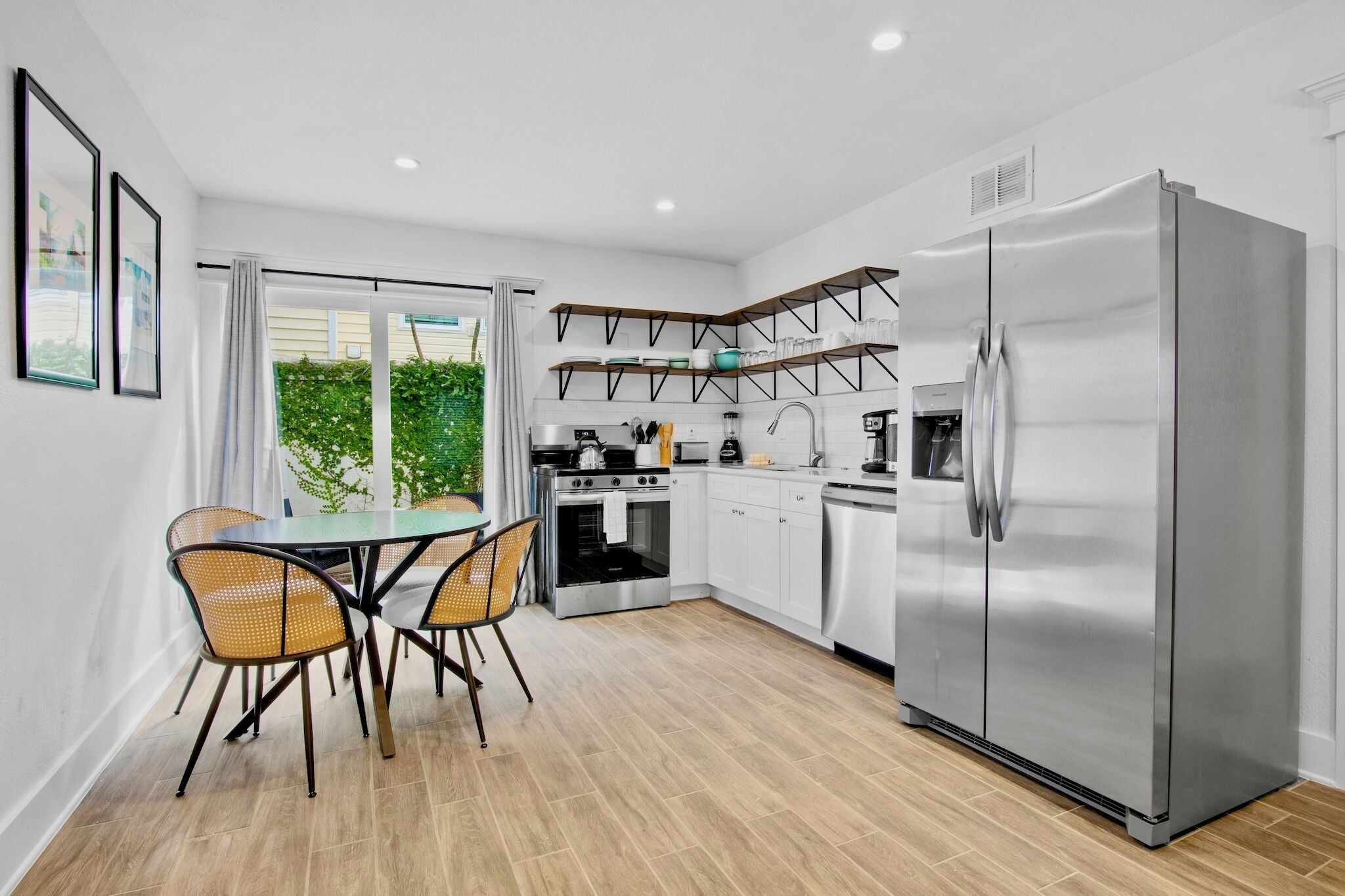 Køleskab, mikrobølgeovn, ovn, kogeplade